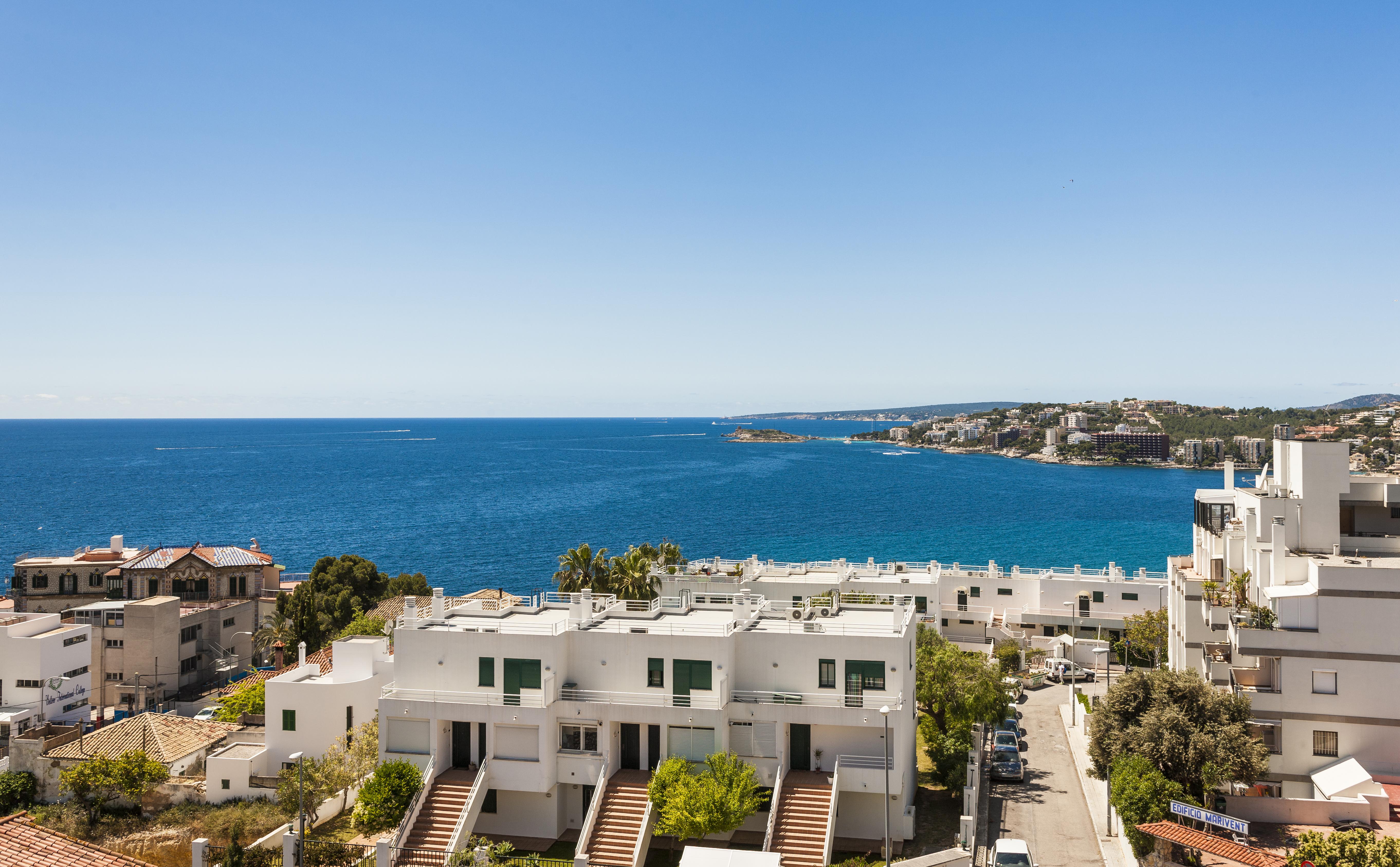 유로스타 마리벤트 팔마데마요르카 외부 사진 A view of the sea from the balcony of a house in Portals Nous